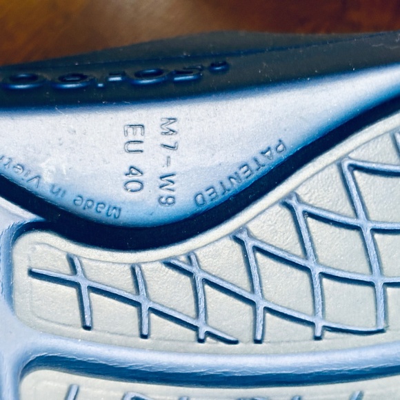 Nearly new Oofos recovery shoes - Picture 5 of 6